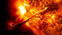 Giant_prominence_on_the_sun_erupted